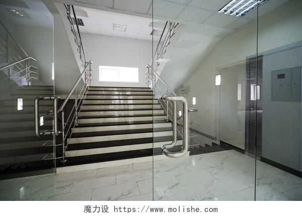 商务简约大气现代打开的玻璃门视角建筑大理石楼梯设计